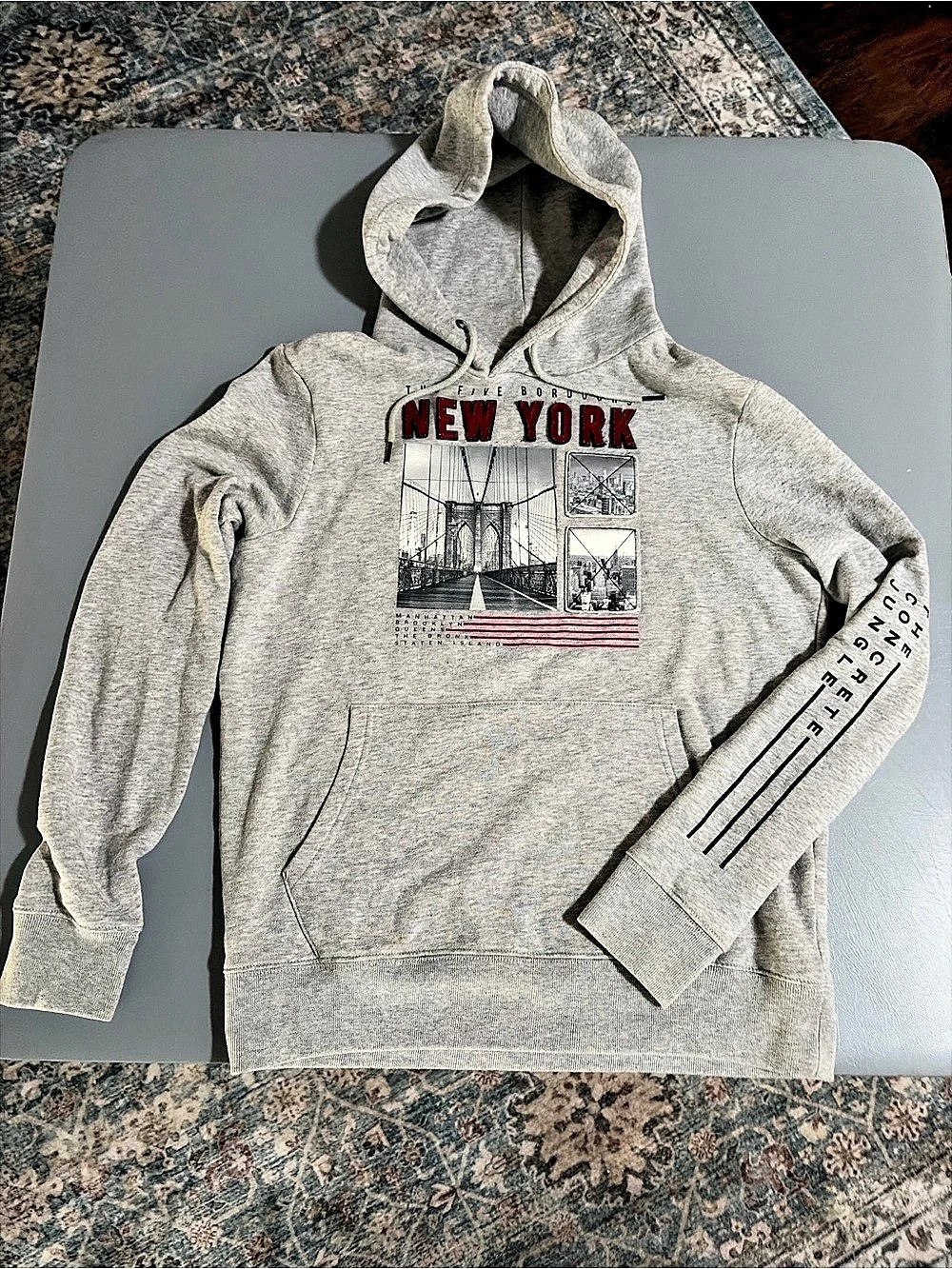 Aeropostale Graphic Pullover Hoodie in Gray Size Small
